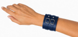 Extra breites Echtleder-Armband weiss-weiss am Handgelenk einer Frau – mit zwei parallel verlaufenden Lederriemen und silberfarbenen Rollschnallen.