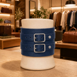 Handgefertigtes weißes Echtleder-Armband mit zwei Lederriemen und silberfarbenen Rollschnallen – stilvoll im Modegeschäft präsentiert.