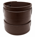 Geschlossenes dunkelbraunes Lederarmband mit etwa 5 cm breitem Grundkörper und zwei parallel um das Armband verlaufenden schwarzen Lederriemen.