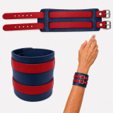 Dunkelblaues Echtleder-Armband von LWPH mit zwei roten Lederriemen und Rollschnallen – geöffnet, geschlossen und am Handgelenk gezeigt.