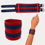 Rotes Echtleder-Armband von LWPH mit zwei dunkelblauen Lederriemen und Rollschnallen – geöffnet, geschlossen und am Handgelenk gezeigt.
