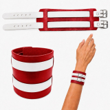 Rotes Echtleder-Armband von LWPH mit zwei weißen Lederriemen und Rollschnallen – geöffnet, geschlossen und am Handgelenk gezeigt.