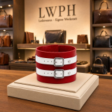 Echtleder-Armband rot mit 2 weißen Lederriemen präsentiert im Facvhgeschäft von LWPH