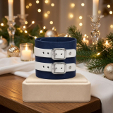 Echtleder-Armband dunkelblau-weiß mit 2 roten Lederriemen präsentiert im Festlicher Umgebung