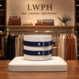 Echtleder-Armband weiß mit 2 dunkelblauen Lederriemen präsentiert im Fachgeschäft von LWPH