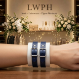 Echtleder-Armband weiß mit 2 dunkelblauen Lederriemen am Arm präsentiert
