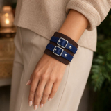 Echtleder-Armband dunkelbraun mit 2 dunkelblauen Lederriemen am Arm präsentiert