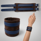 Dunkelbraunes Echtleder-Armband von LWPH mit zwei dunkelblaue Lederriemen und Rollschnallen – geöffnet, geschlossen und am Handgelenk gezeigt.