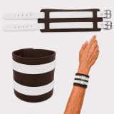 Dunkelbraunes Echtleder-Armband von LWPH mit zwei weißen Lederriemen und Rollschnallen – geöffnet, geschlossen und am Handgelenk gezeigt.
