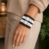 Echtleder-Armband dunkelbraun mit 2 weissen Lederriemen präsentiert im Fachgeschäft von LWPH