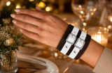 Echtleder-Armband dunkelbraun mit 2 weissen Lederriemen präsentiert im Festlicher Umgebung
