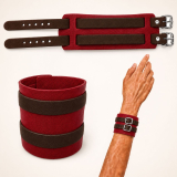 Rot-braunes Echtlered Armband offen, geschlossen und am Arm von LWPH
