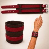 Dunkelbraunes Echtleder-Armband mit zwei roten Lederriemen offen, geschlossen und am Handgelenk