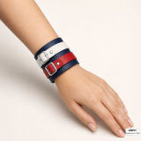 Dunkelblaues Echtlederarmband mit weißen und roten Lederriemen am Arm getragen