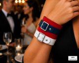 Rotes Echtleder-Armband am Arm mit zwei Lederriemen dunkelblau und weiß mit Rollschnallen