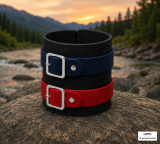 Schwarzes Echtleder-Armband in der Natur mit zwei Lederriemen in dunkelblau und rot – geschlossen