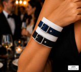 Armband in festlicher Umgebung am Arm einer Frau