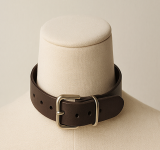 Dunkelbraunes Lederhalsband am Torso aus feinem Echtleder mit silberner Schnalle