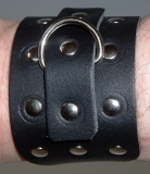 1 Paar die neuen praktischen Handfesseln mit Rollschnallen, D-Ring und Ziernieten in verschiedenen Farbvariationen