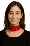 Halsband am Hals einer jungen Frau