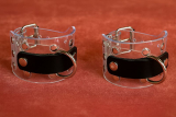 Transparente Handfesseln mit D-Ring, Ziernieten & schwarzen Leder-Accessoire – Modell "Durchsicht" und Schnallenverschluss