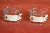 Transparente Handfesseln mit D-Ring, Ziernieten & weissen Leder-Accessoire Modell "Durchsicht" von LWPH