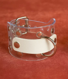 Transparente Handfesseln mit D-Ring, Ziernieten & weissen Leder-Accessoire Modell "Durchsicht" von LWPH