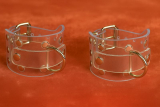 1 Paar transparente Handfesseln mit pvc-Accessoire glasklar mit D-Ringen Ziernieten und Rollschnallen-Verschluß