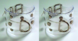 1 Paar transparente Handfesseln mit pvc-Accessoire glasklar mit D-Ringen Ziernieten und Rollschnallen-Verschluß