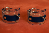 Transparente Handfesseln mit D-Ring, Ziernieten & dunkelblauen Leder-Accessoire Modell "Durchsicht" von LWPH