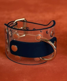 Transparente Handfesseln mit D-Ring, Ziernieten & dunkelblauen Leder-Accessoire Modell "Durchsicht" von LWPH