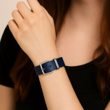 Das dunkelblaue Armband ist mit einer silberfarbenen Metallschnalle (Rollschnalle) und passender Schlaufe ausgestattet